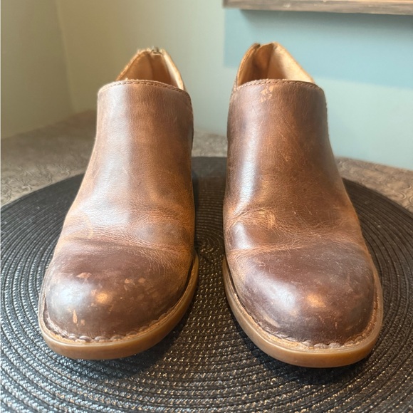 LIKE NEW — Born Chestnut Leather Ankle Booties - Picture 5 of 16